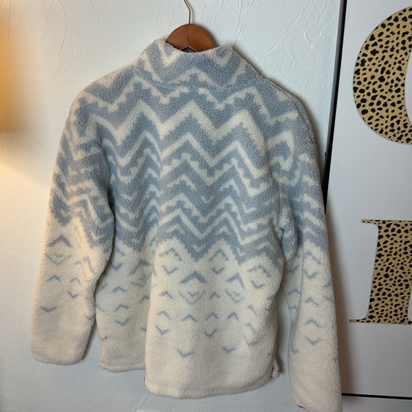 VS Pink Winter Sherpa Pullover - Picture 4 of 4